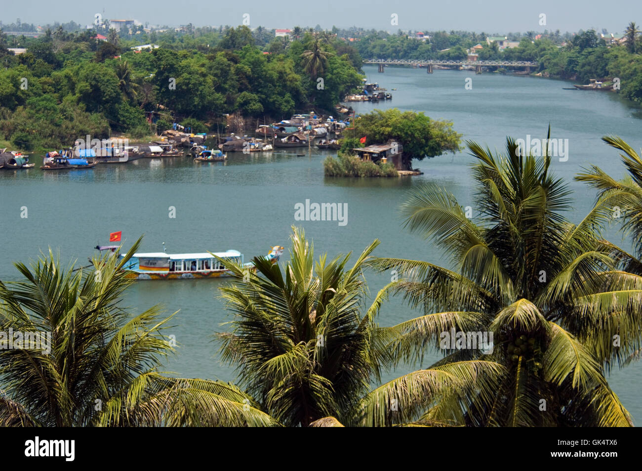 26 Mar 2007, Hue, Vietnam --- Tourboat et péniches sur la rivière des Parfums --- Image par © Jeremy Horner Banque D'Images