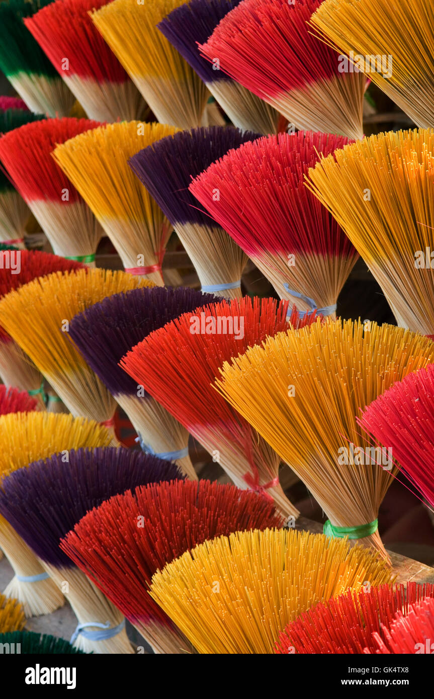 26 Mar 2007, au Vietnam --- Faisceaux colorés de l'encens --- Image par © Jeremy Horner Banque D'Images