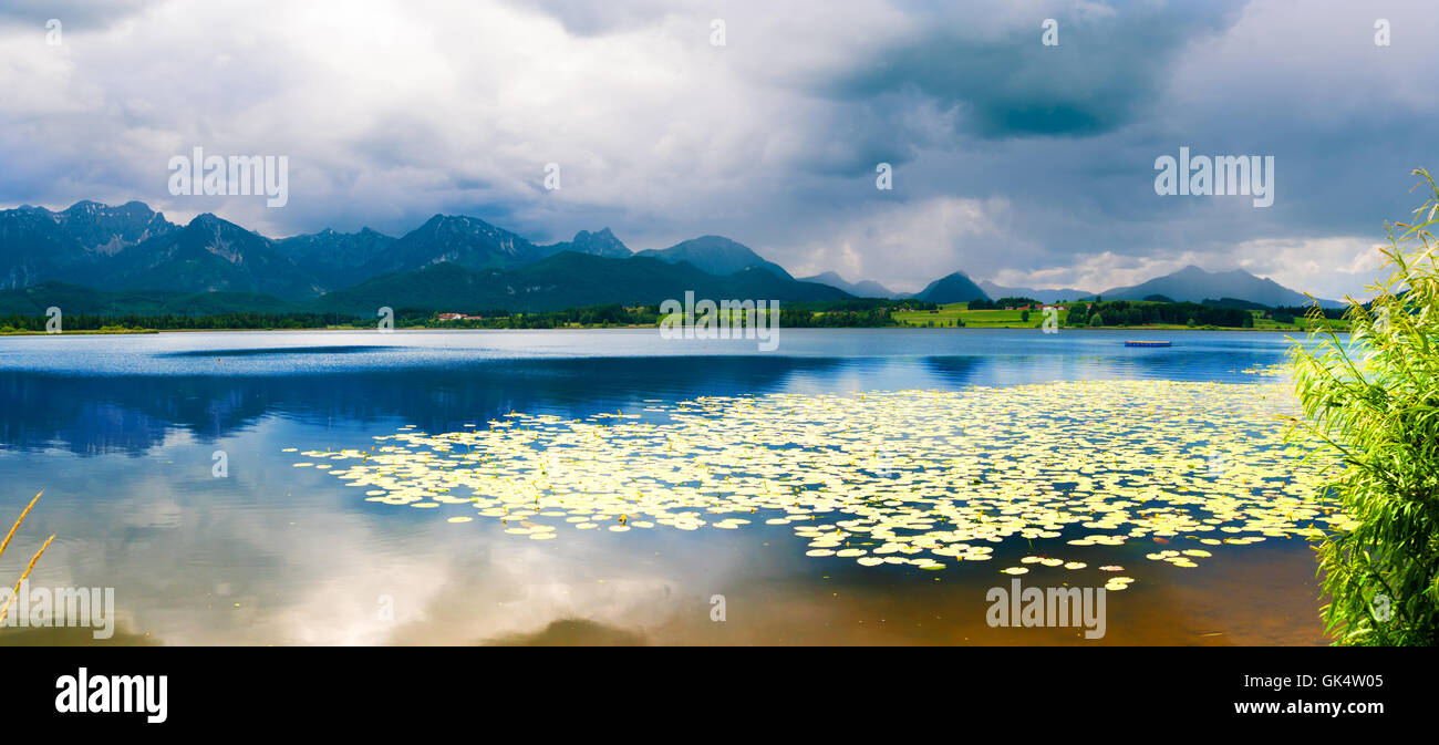 Forggensee Lac de montagne dans le sud de la Bavière, l'Allemagne et les montagnes à l'horizon Banque D'Images