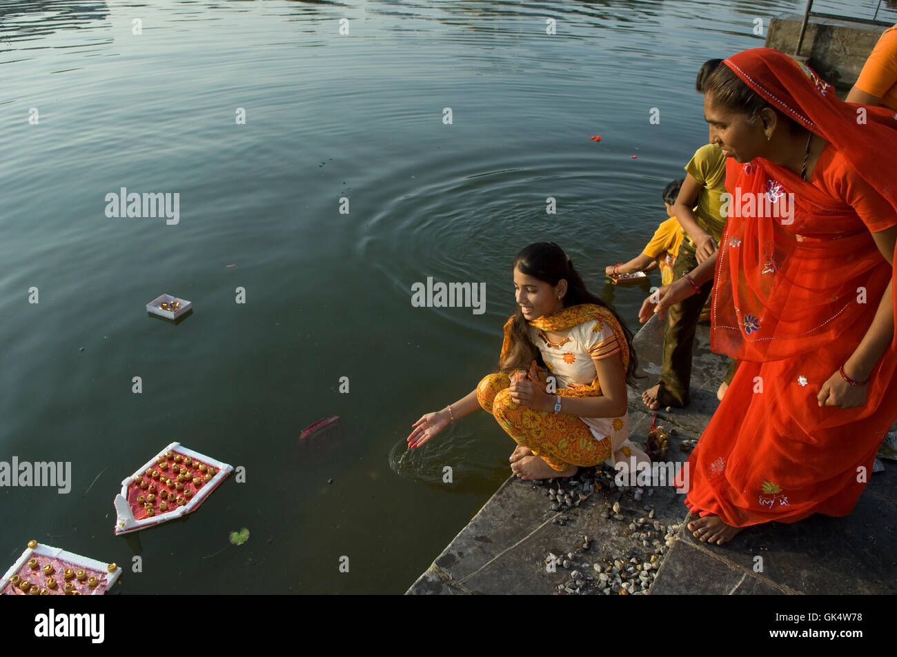 2009, Udaipur, Inde --- Femmes célébrant Diwali par le lac Pichola à Udaipur, Inde. Diwali est une fête hindoue qui Banque D'Images