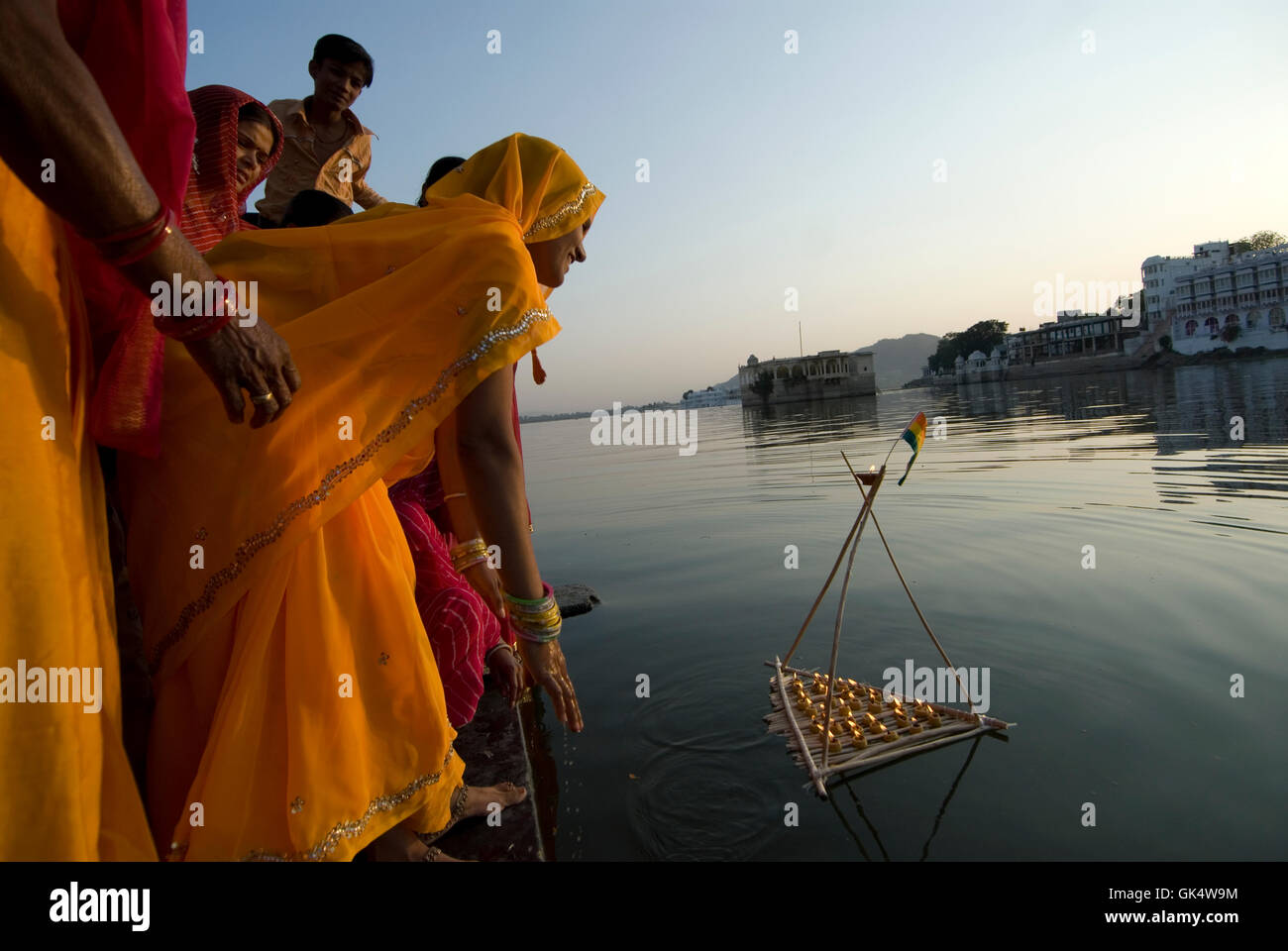 2009, Udaipur, Inde --- Femmes célébrant Diwali par le lac Pichola à Udaipur, Inde. Diwali est une fête hindoue qui Banque D'Images