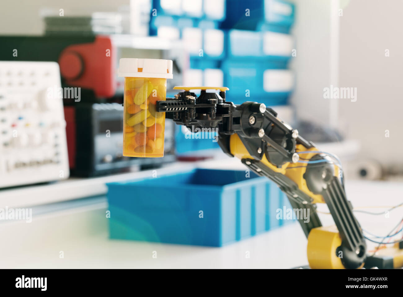 Modèle en plastique du bras robotique industrielle robot manipulateur et flacon de comprimés Banque D'Images