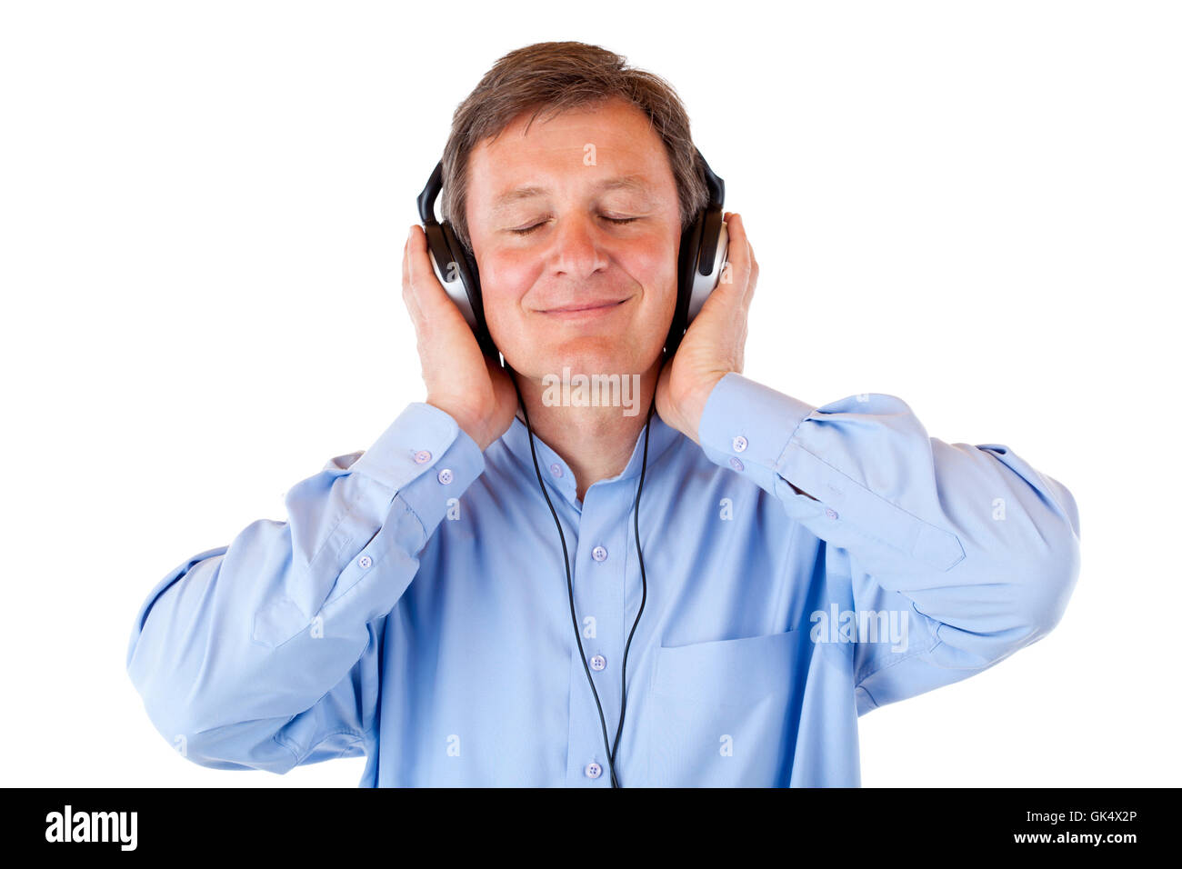 Un homme âgé à l'écoute au casque de la musique mp3 de la relish Banque D'Images