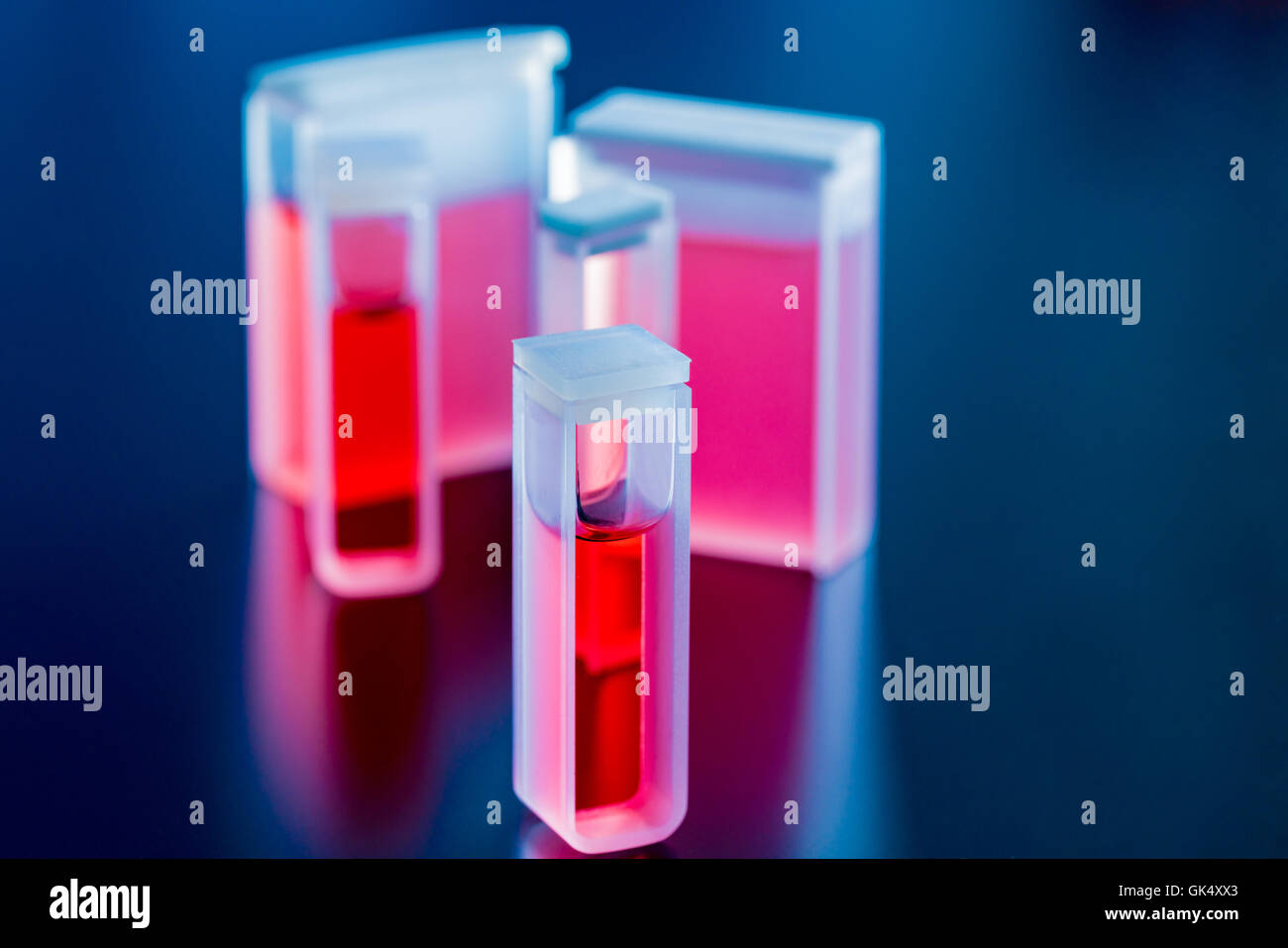 En Verre et Quartz tube carré de petite taille conçu pour contenir des échantillons pour expériences spectroscopiques Banque D'Images