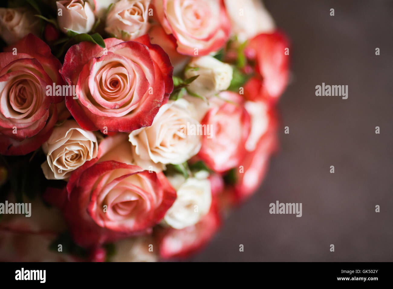 Beau mariage bouquet de roses roses et blanches, selective focus Banque D'Images