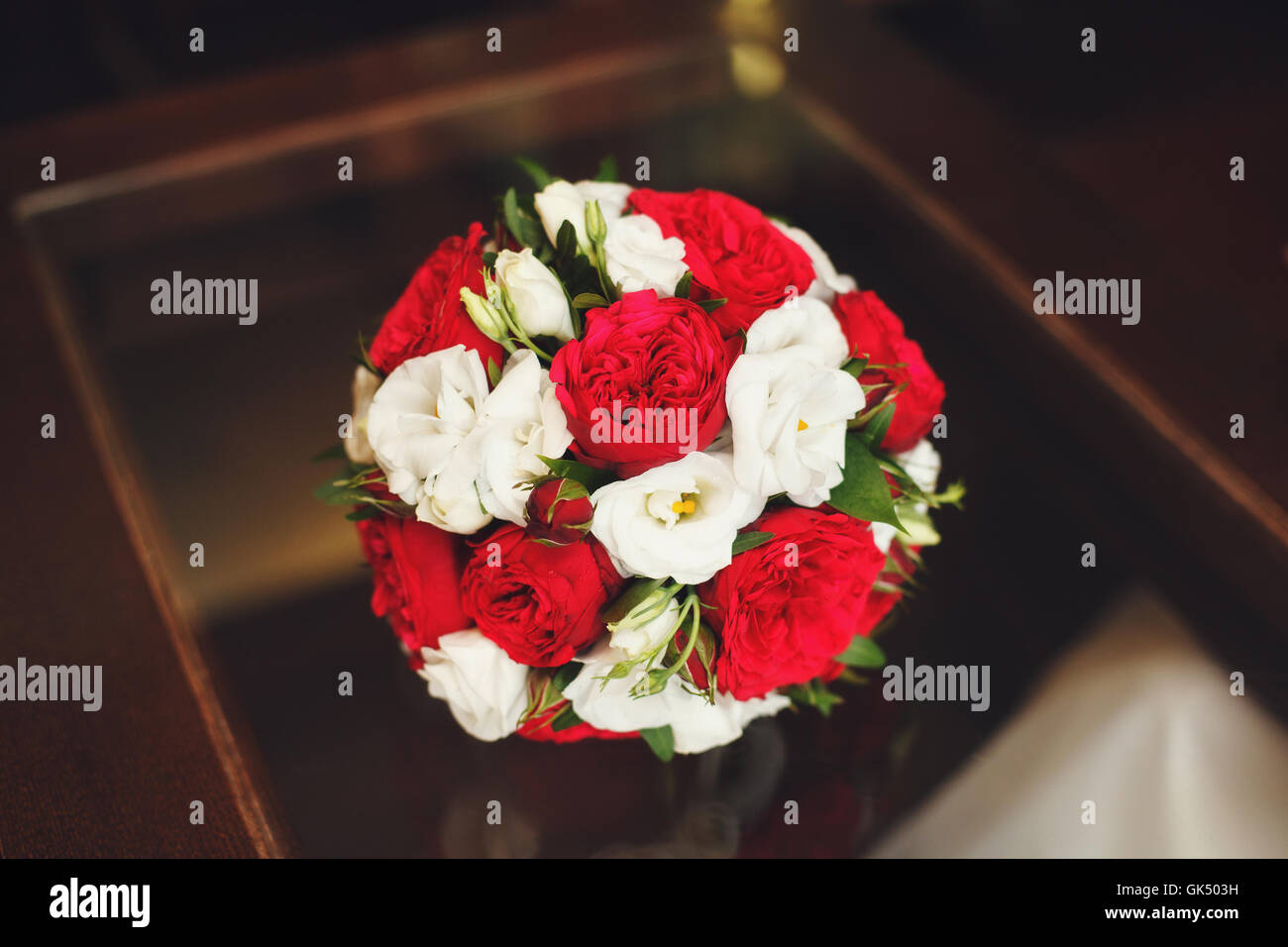 Mariage bouquet de roses rouges et blanches sur la table Banque D'Images