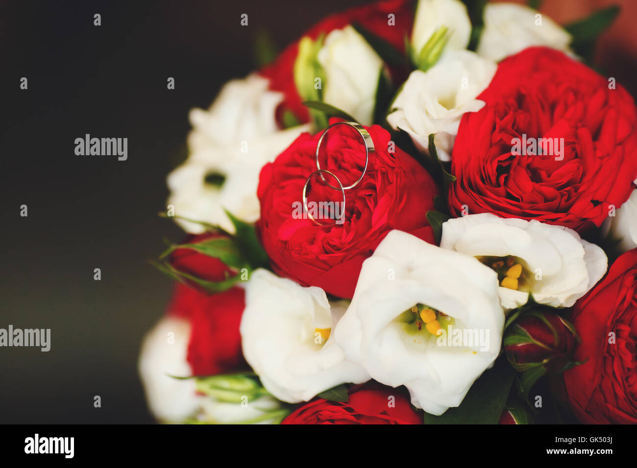 Beau mariage bouquet de roses rouges et blanches, selective focus Banque D'Images