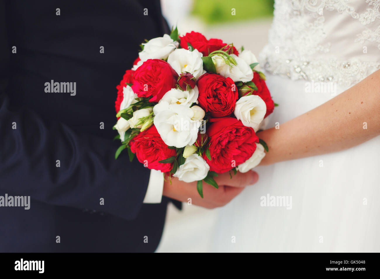 Bride and Groom holding mariage bouquet de roses Banque D'Images