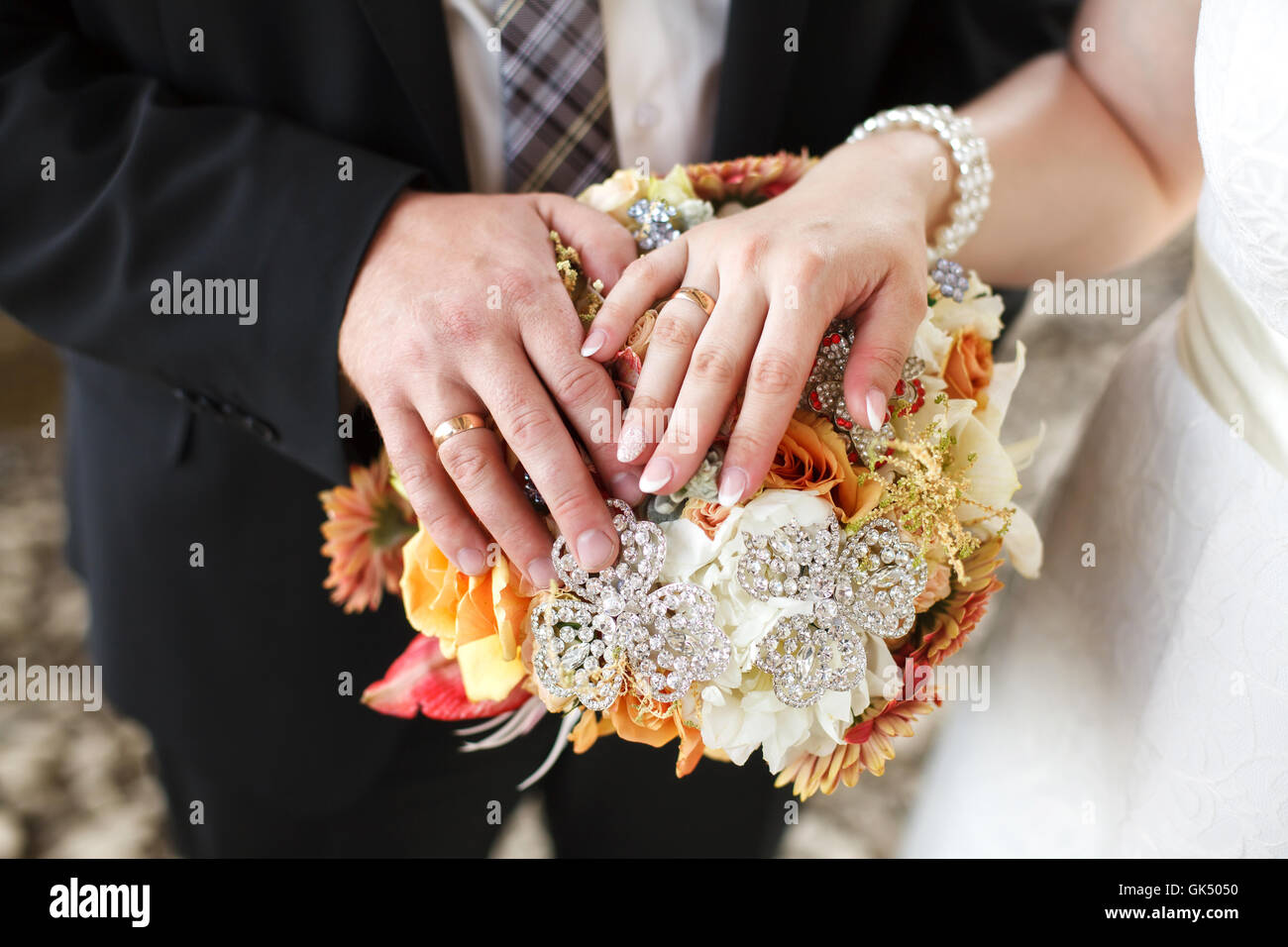 Mains de jeunes mariés sur bouquet de mariage. Concept de mariage Banque D'Images