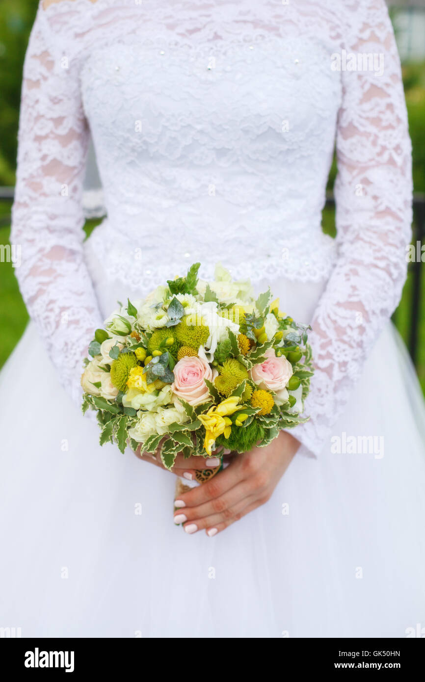 Un magnifique bouquet de mariage dans les mains de la mariée, gros plan Banque D'Images Un magnifique bouquet de mariage dans les mains de la mariée, gros plan Banque D'Images