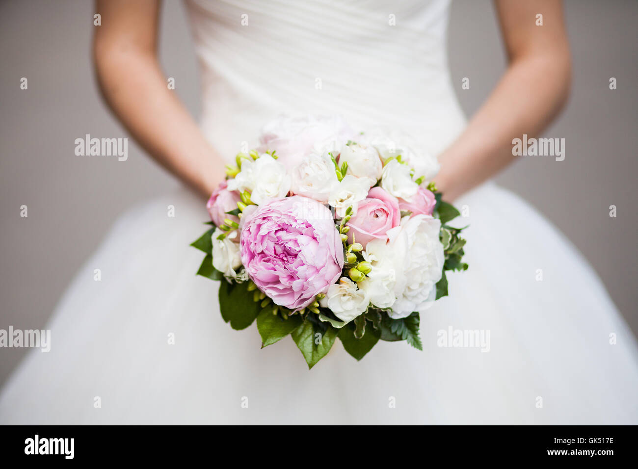 Magnifique pivoine rose bouquet de mariage dans les mains de la mariée, gros plan Banque D'Images