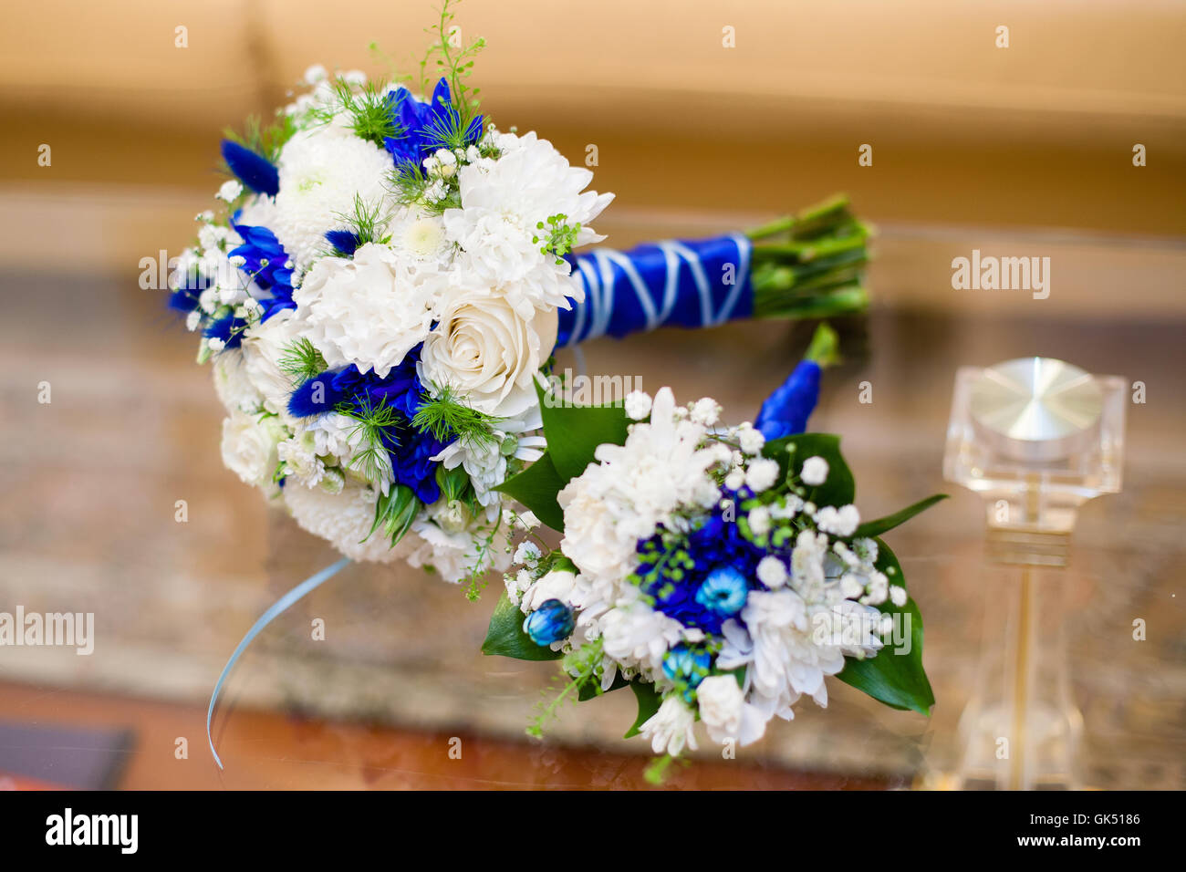 Mariage bleu et blanc bouquet de roses sur la table en verre Photo Stock -  Alamy