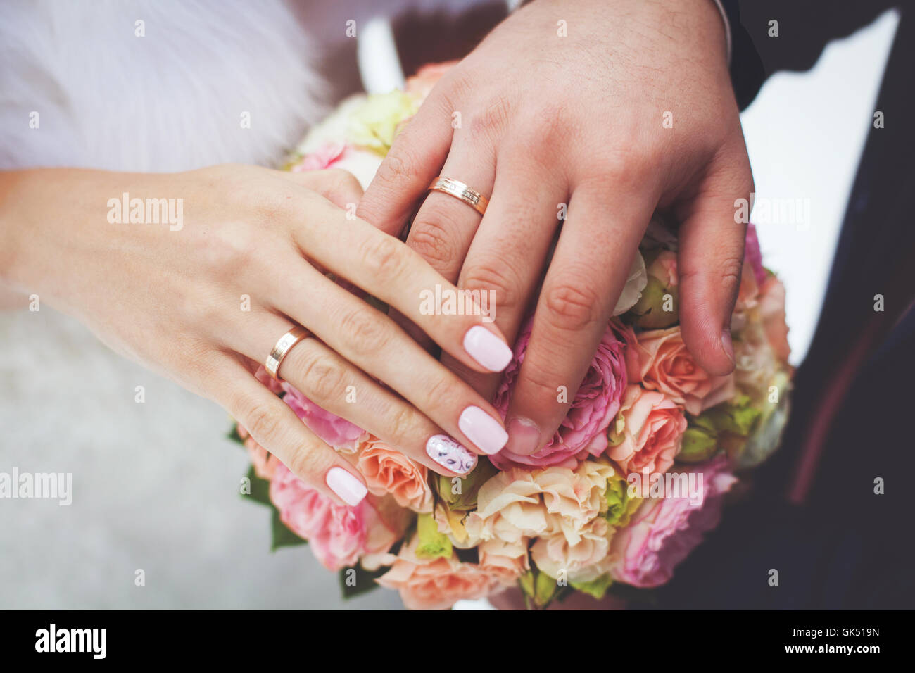 Mains de jeunes mariés sur bouquet de mariage. Concept de mariage Banque D'Images