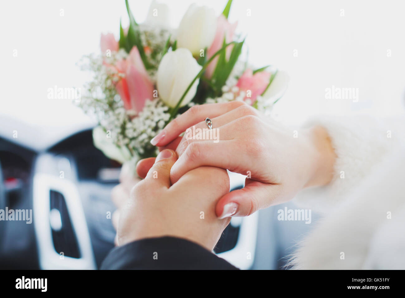Mains de jeunes mariés sur bouquet de mariage. Concept de mariage Banque D'Images