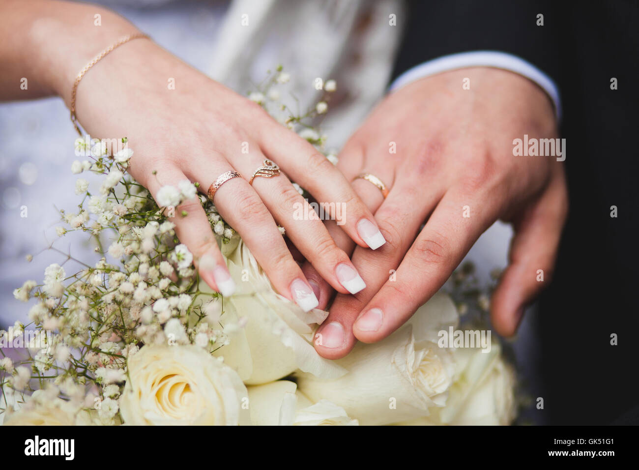 Mains de jeunes mariés sur bouquet de mariage. Concept de mariage Banque D'Images