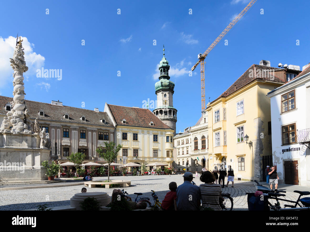 Sopron (Ödenburg) : place principale avec la colonne de la Trinité et tour de guet, Hongrie, Györ-Moson-Sopron, Banque D'Images