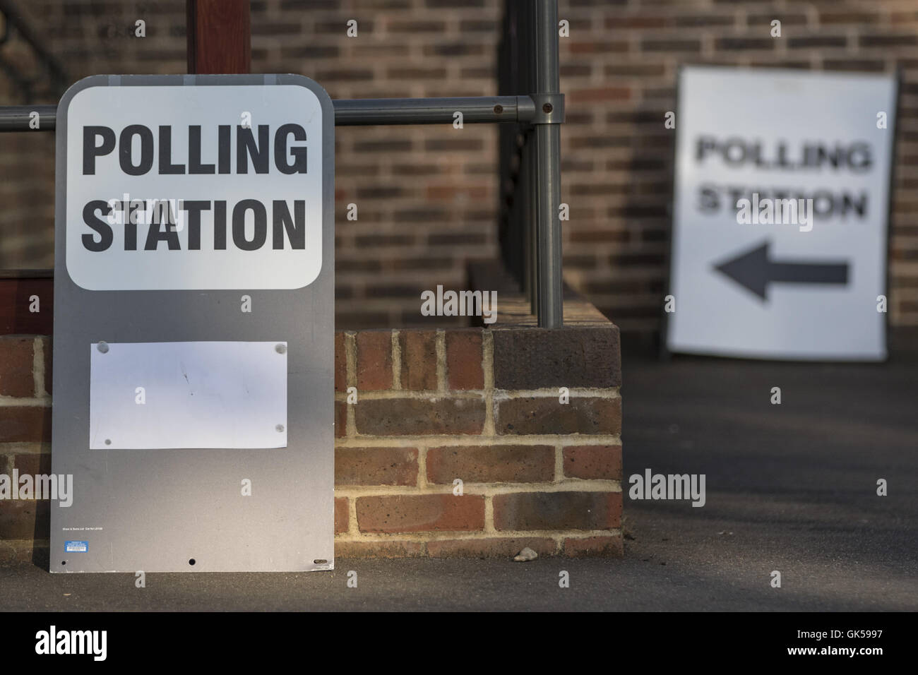 Les résidants de Sussex vote aujourd'hui pour leur crime et police commissaire. Homme politique conservateur Katy Bourne devrait poursuivre son rôle de PCC pour Sussex. En vedette : Sussex de vote où : West Sussex, Royaume-Uni Quand : 05 mai 2016 Banque D'Images