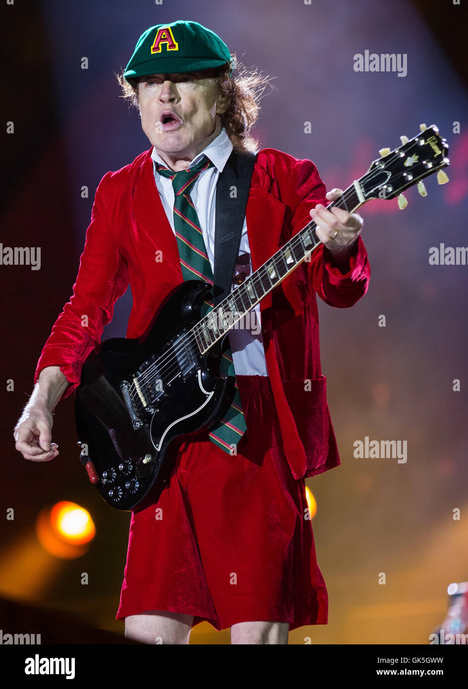 AC/DC en concert à Passeio Maritimo de Alges comme partie de leur ...