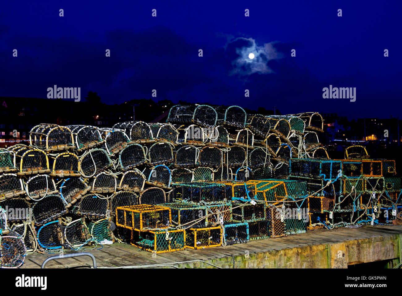 Des casiers à homard sur la jetée, avec la nouvelle lune, Whitby, North Yorkshire, England UK Banque D'Images