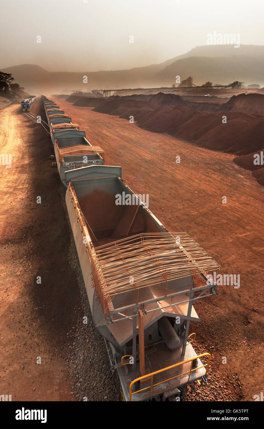 Les wagons de minerai vide en arrivant à la tête de la rampe de chargement de minerai de fer. Chargé de former sur la boucle d'attente à distance à partir pour port pour l'expédition d'outre-mer. Banque D'Images