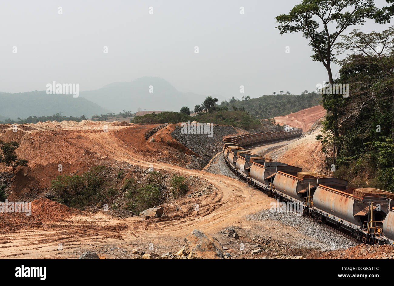Le transport et la gestion de minerai de fer. 4 100 locomotives transportant du minerai de wagon train dans la coupe du roc étroit de la mine jusqu'au port de charge décharge Banque D'Images