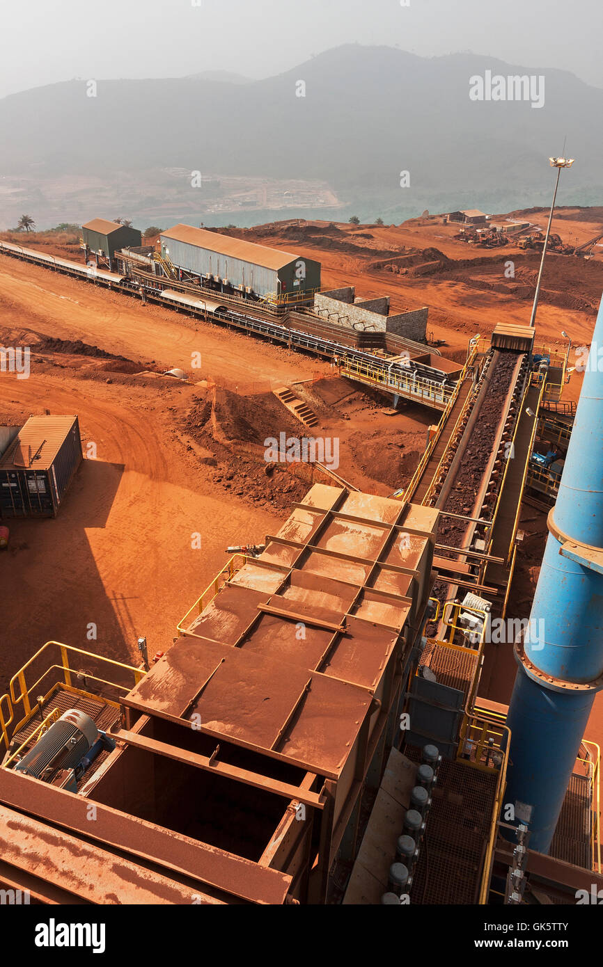 La production de minerai de fer. À partir de minerai d'hématite usine concasseur et le bac. Vue de convoyeur principal et en bas de la colline de bureaux et de l'usine de traitement de la mine. Banque D'Images