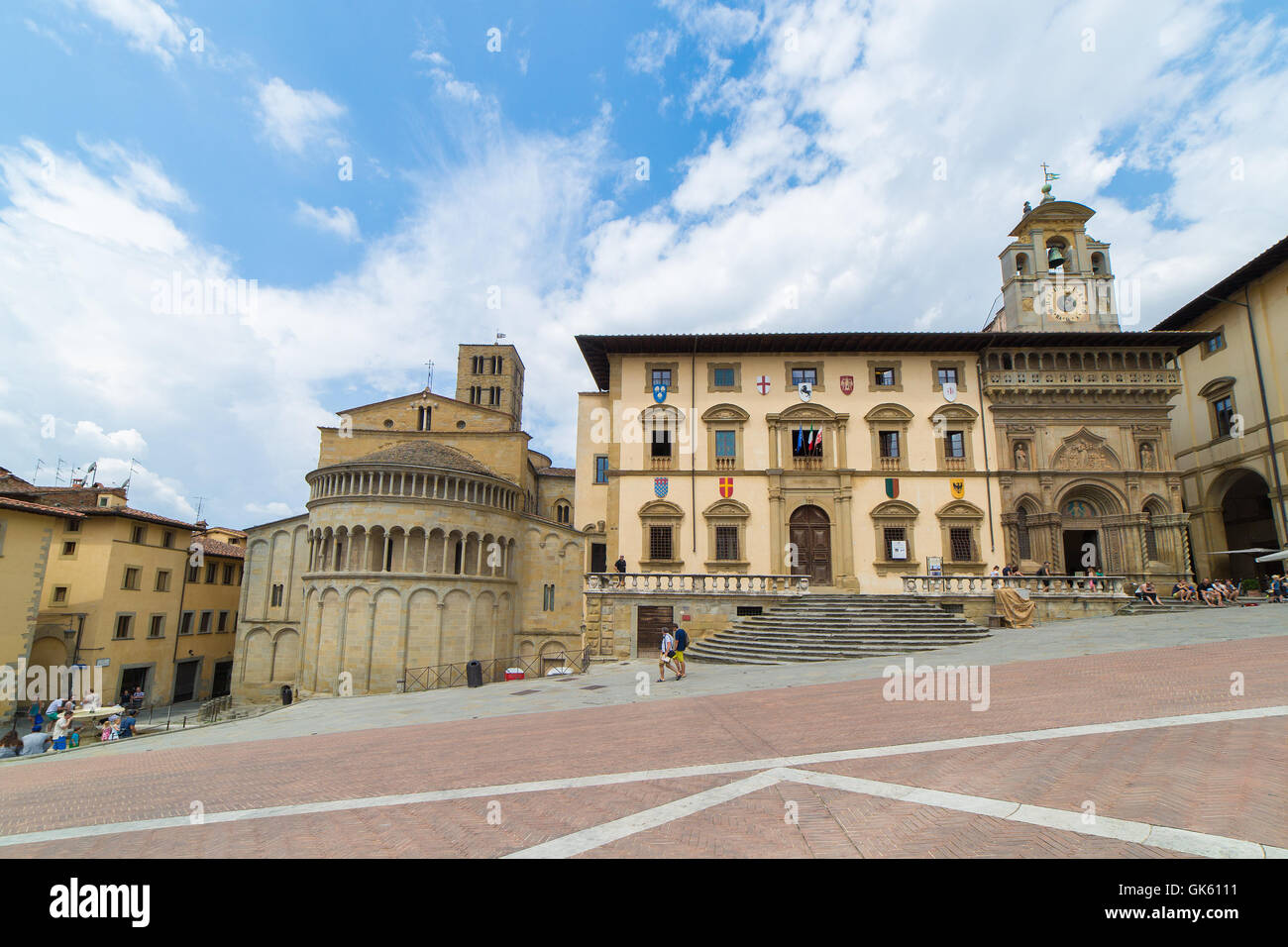 Arezzo, Italie - 1 août 2016 : La Piazza Grande Square, situé dans la  vieille ville d'Arezzo, Toscane, Italie Photo Stock - Alamy