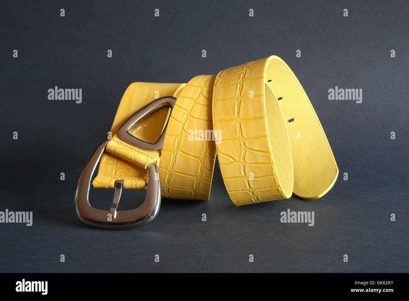 Ceinture jaune sur noir Banque D'Images