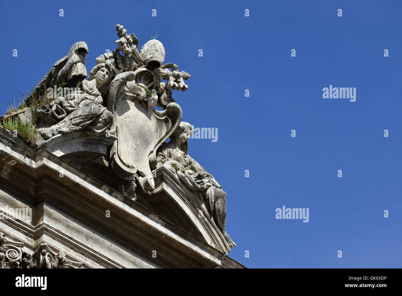 L'emblème du pape entre les anges en haut de Ss Luca et Martina église baroque à Rome, conçu par Pietro da Cortona, dans le 17e c Banque D'Images