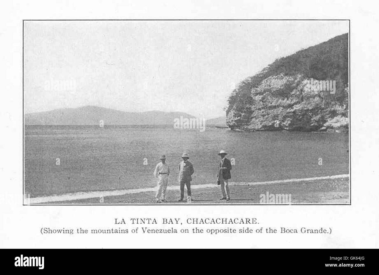 La baie de Tinta, située sur l'île Chacachacare, est illustrée. La baie fait partie des petites Antilles et est connue pour sa beauté pittoresque et sa biodiversité marine, offrant un habitat pour diverses espèces de poissons et les écosystèmes côtiers. Banque D'Images