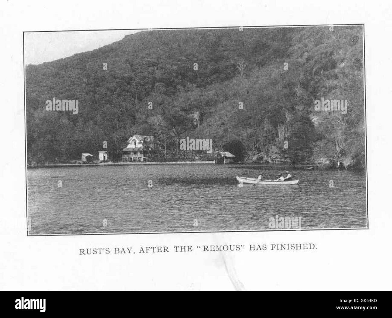 Une image de Rust's Bay après le passage du 'remous', montrant les eaux calmes suite à la perturbation. La baie est un endroit serein, reflétant le passage des conditions turbulentes aux conditions paisibles. Banque D'Images