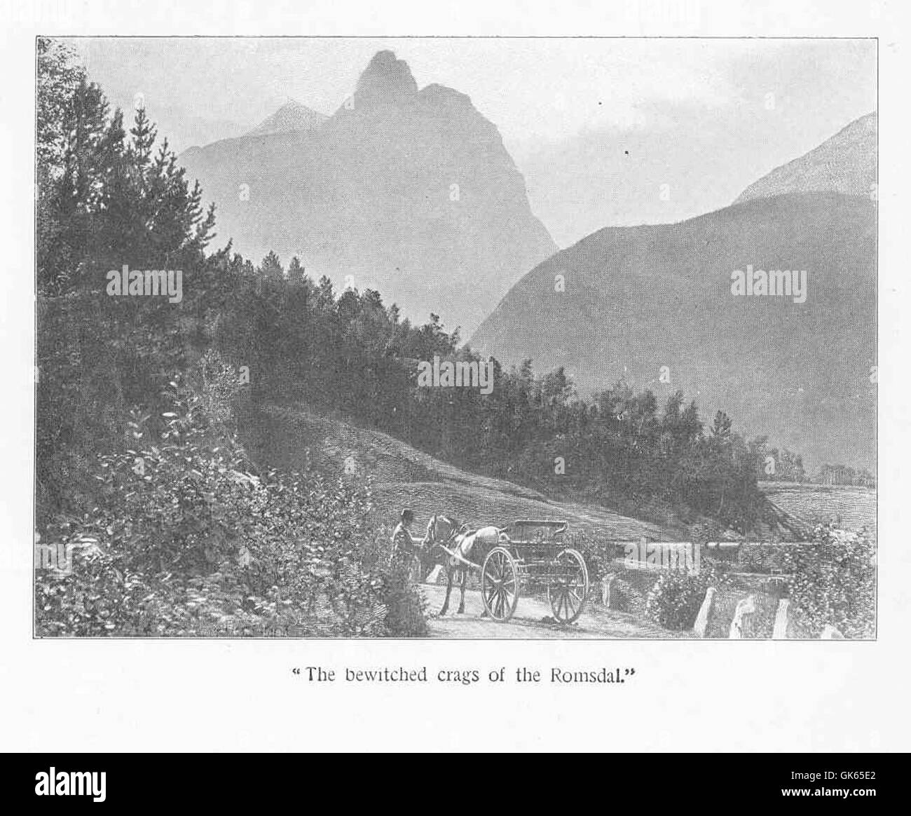 Cette image représente les magnifiques « Crags ensorcelés » de la région de Romsdal en Norvège, connue pour ses falaises spectaculaires et ses paysages alpins. Les rochers sont une caractéristique frappante des montagnes Romsdal. Banque D'Images