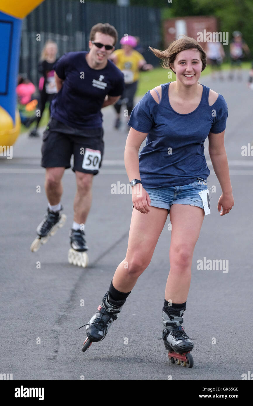 Femme et de roller smiling Banque D'Images