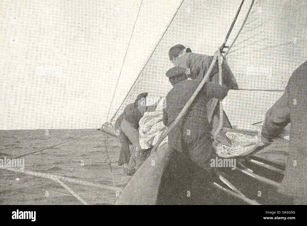 Le 'changement de manœuvre d'un FOC' fait référence au changement d'une prévoie pendant la navigation. C’est une manœuvre de navigation essentielle pour ajuster la voile en réponse aux changements de direction du vent, assurant une efficacité optimale de la voile. Banque D'Images