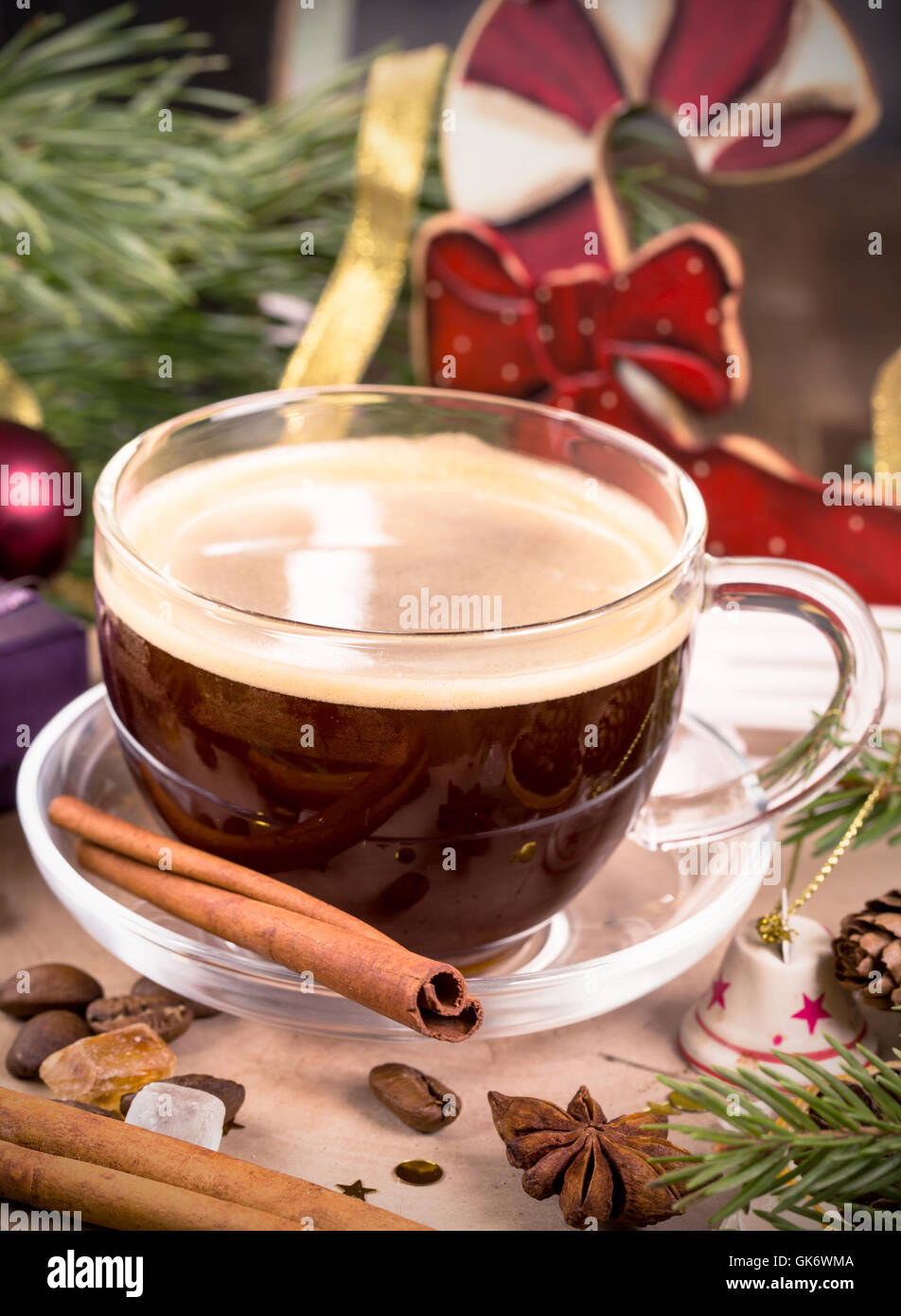 Tasse de café parmi les décorations de Noël Banque D'Images