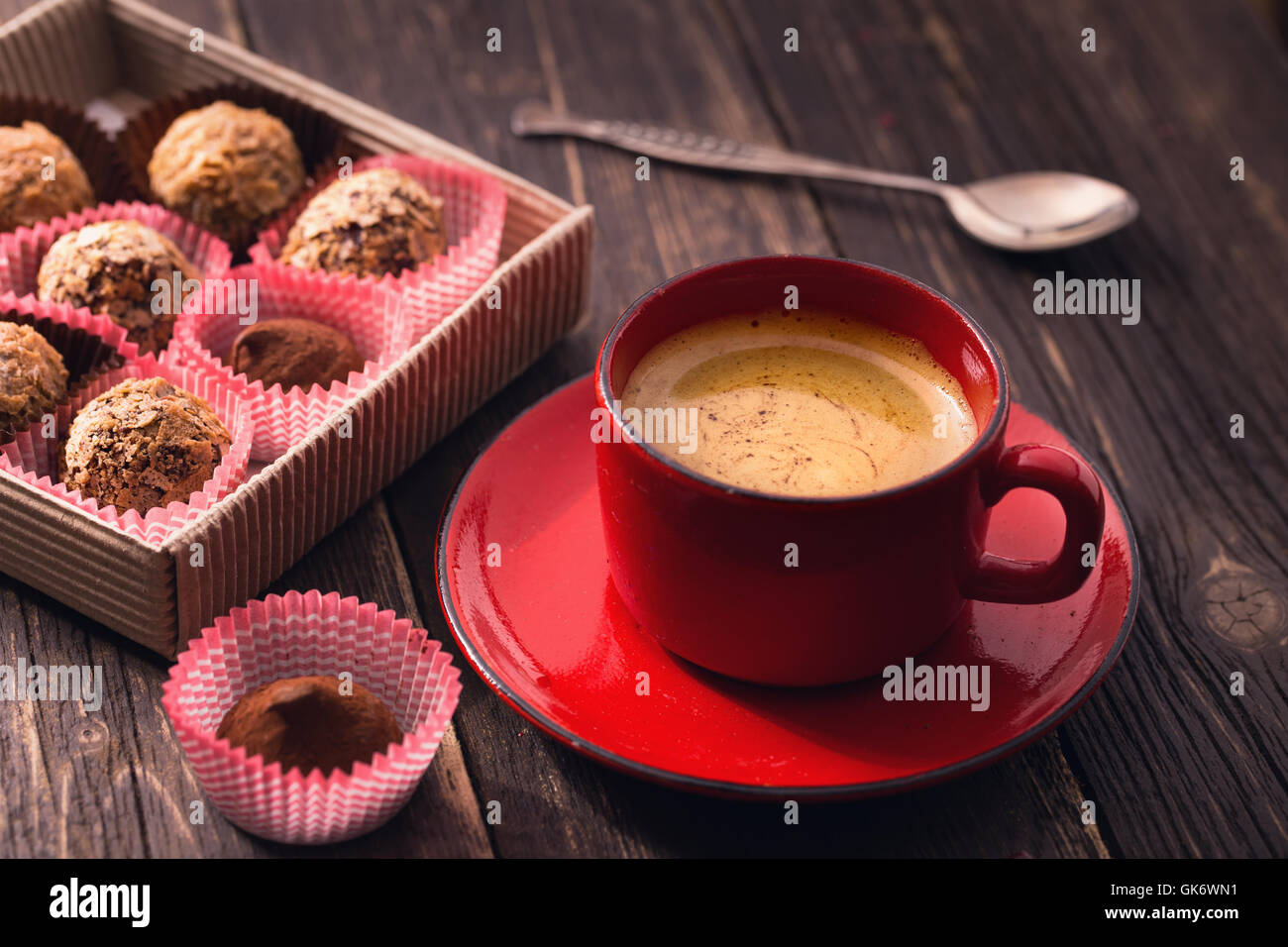 Tasse à café et truffes sur la table Banque D'Images