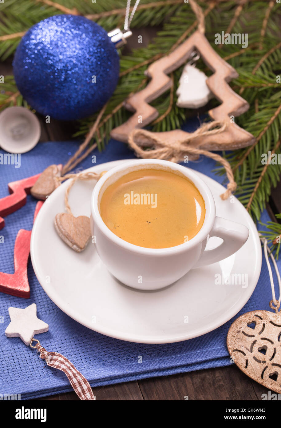 Tasse à café et décorations de Noël Banque D'Images