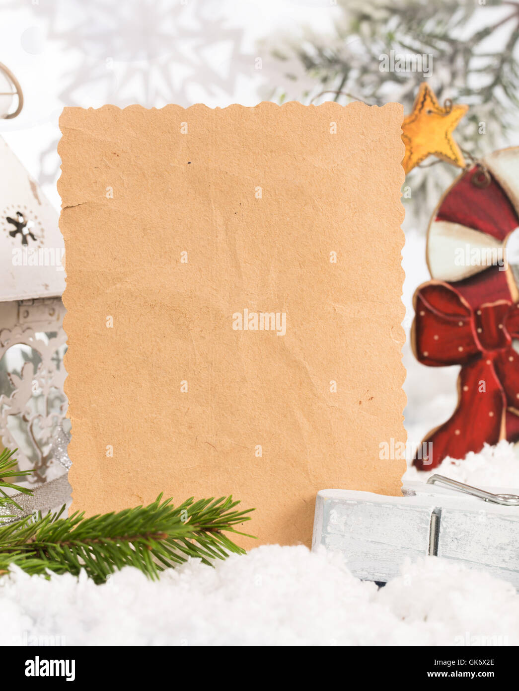 Carte de Noël vide et décorations sur fond clair Banque D'Images