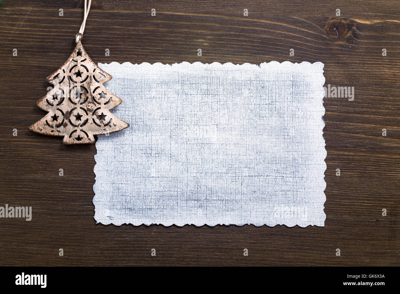 Carte vide et décoration de sapin sur fond de bois Banque D'Images