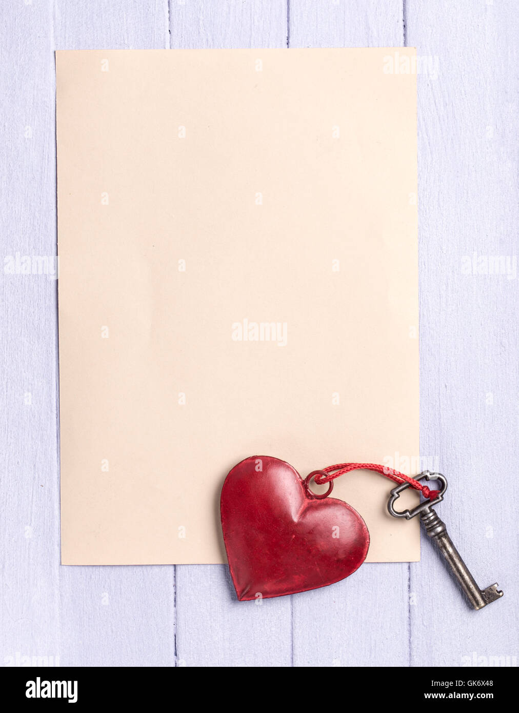 Avec une feuille de papier vide vintage coeur et ancienne clé Banque D'Images