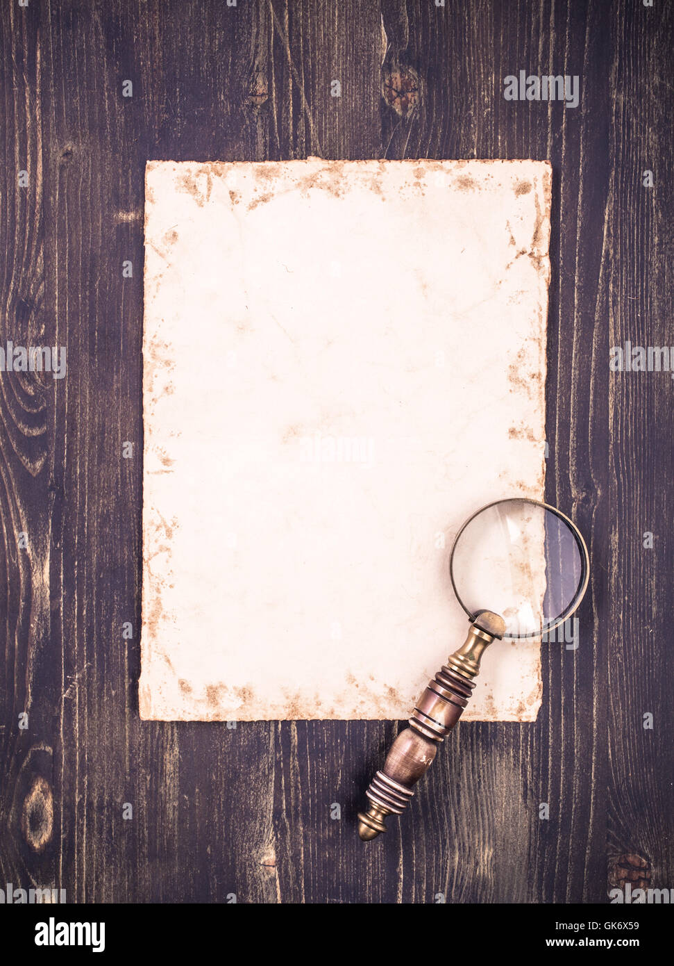 Feuille de papier vide et une loupe vintage Banque D'Images