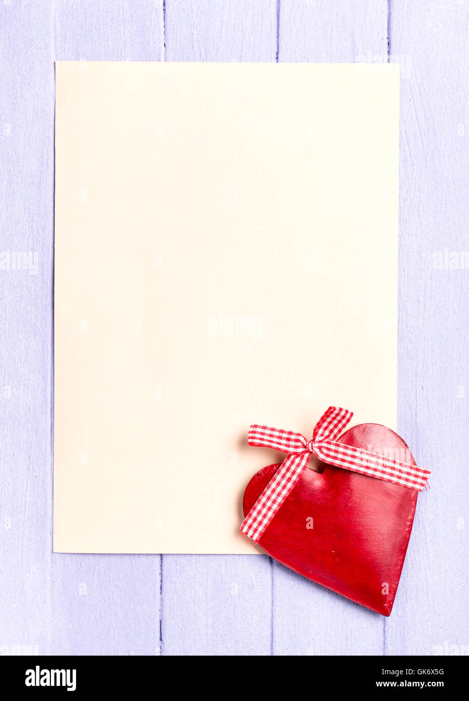 Feuille de papier vide avec une décoration vintage coeur Banque D'Images