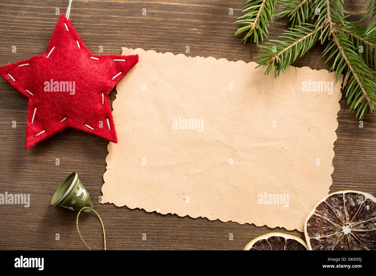 Carte vintage vide avec Noël étoile rouge sur la surface en bois Banque D'Images