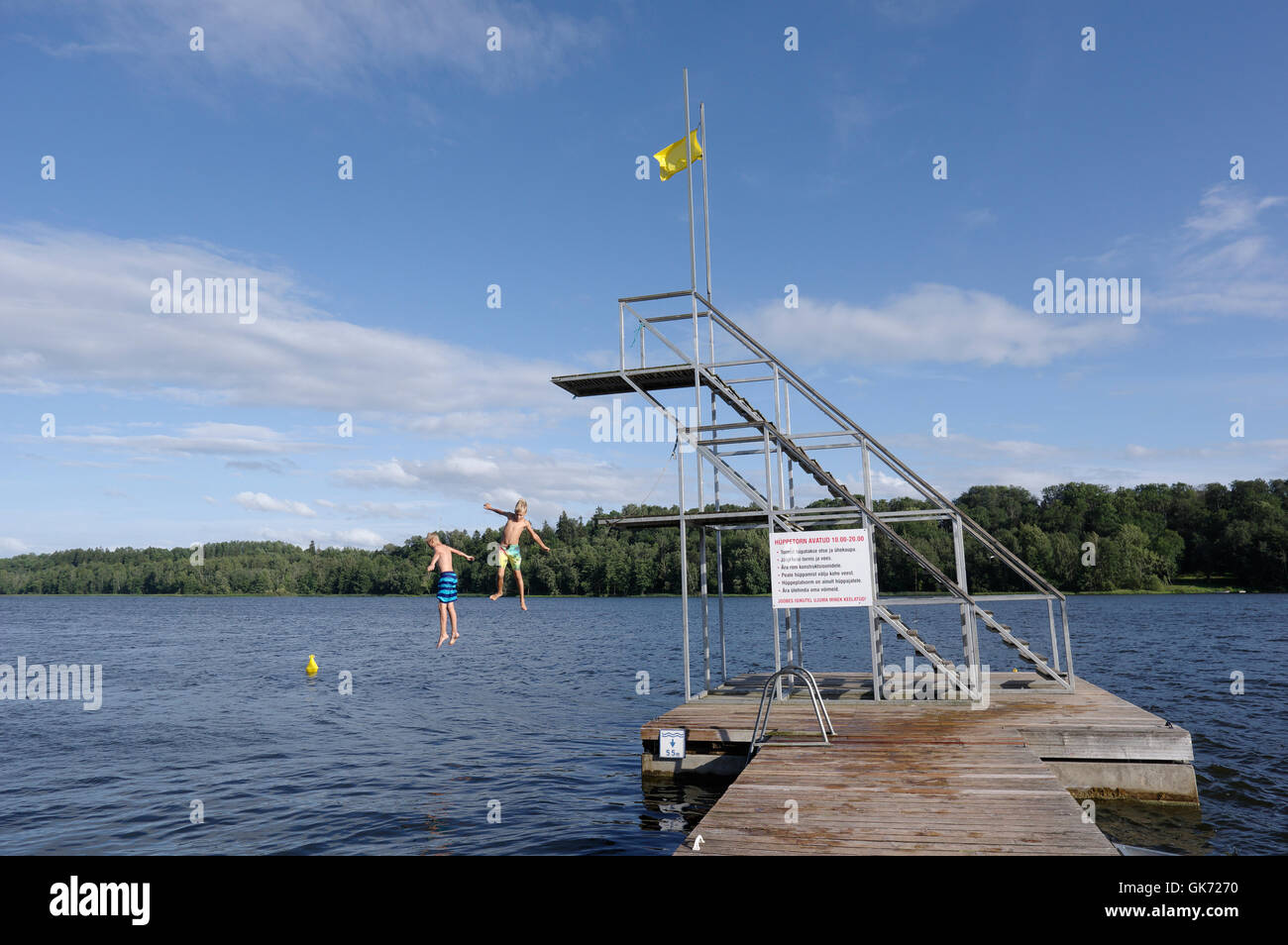 Les garçons sautent dans l'eau de la tour de plongée. 9 août 2016, Tallinn, Estonie Banque D'Images