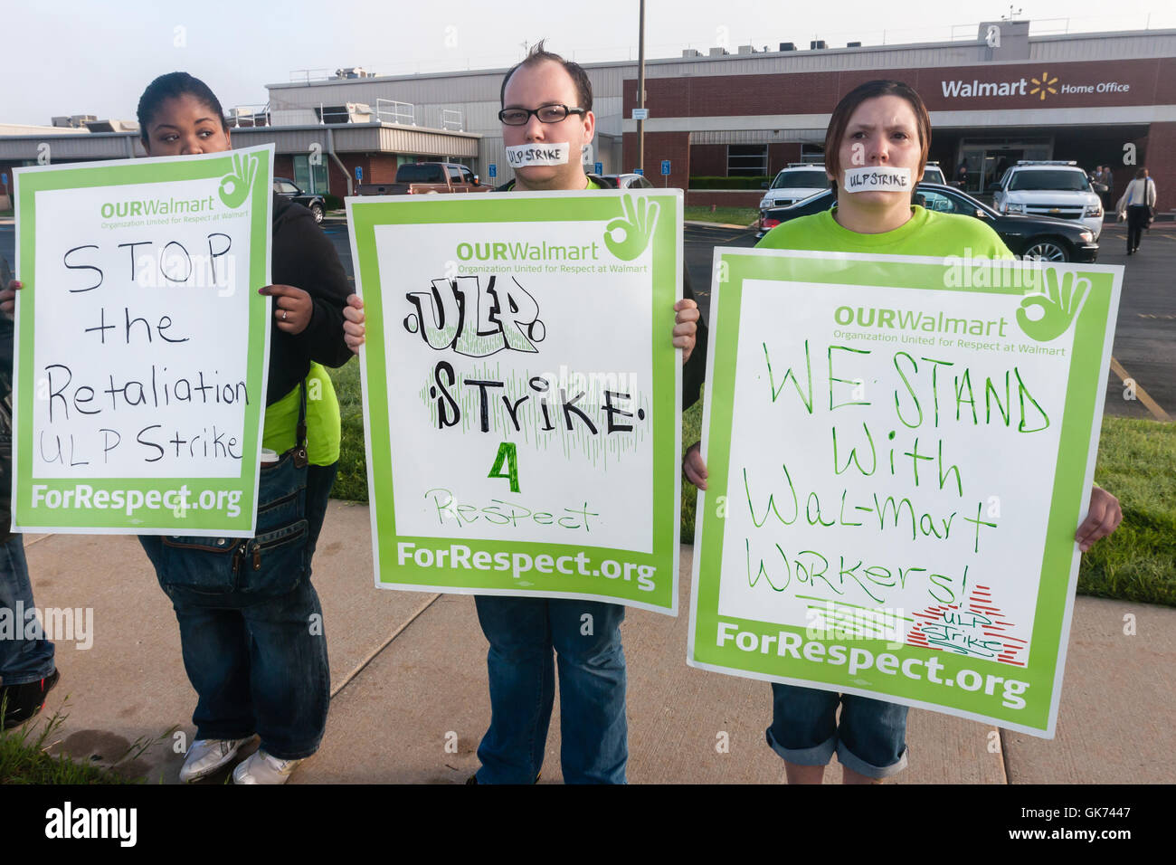 Walmart frappant les travailleurs à la lutte à Bentonville, protestant, en face de l'office d'accueil pour sensibiliser l'opinion publique. Banque D'Images