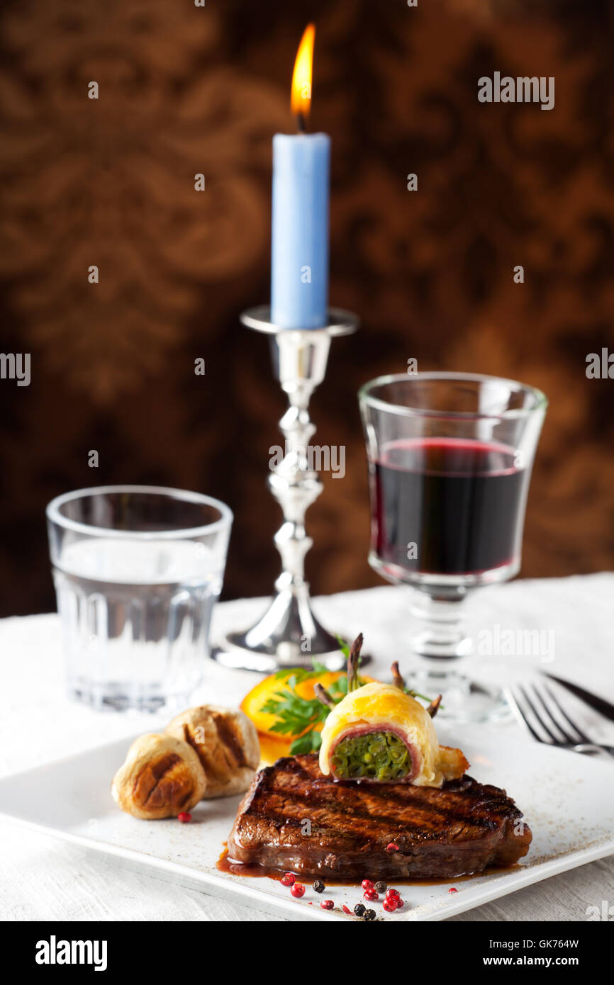 Steak avec pommes de terre grillées sur une plaque Banque D'Images