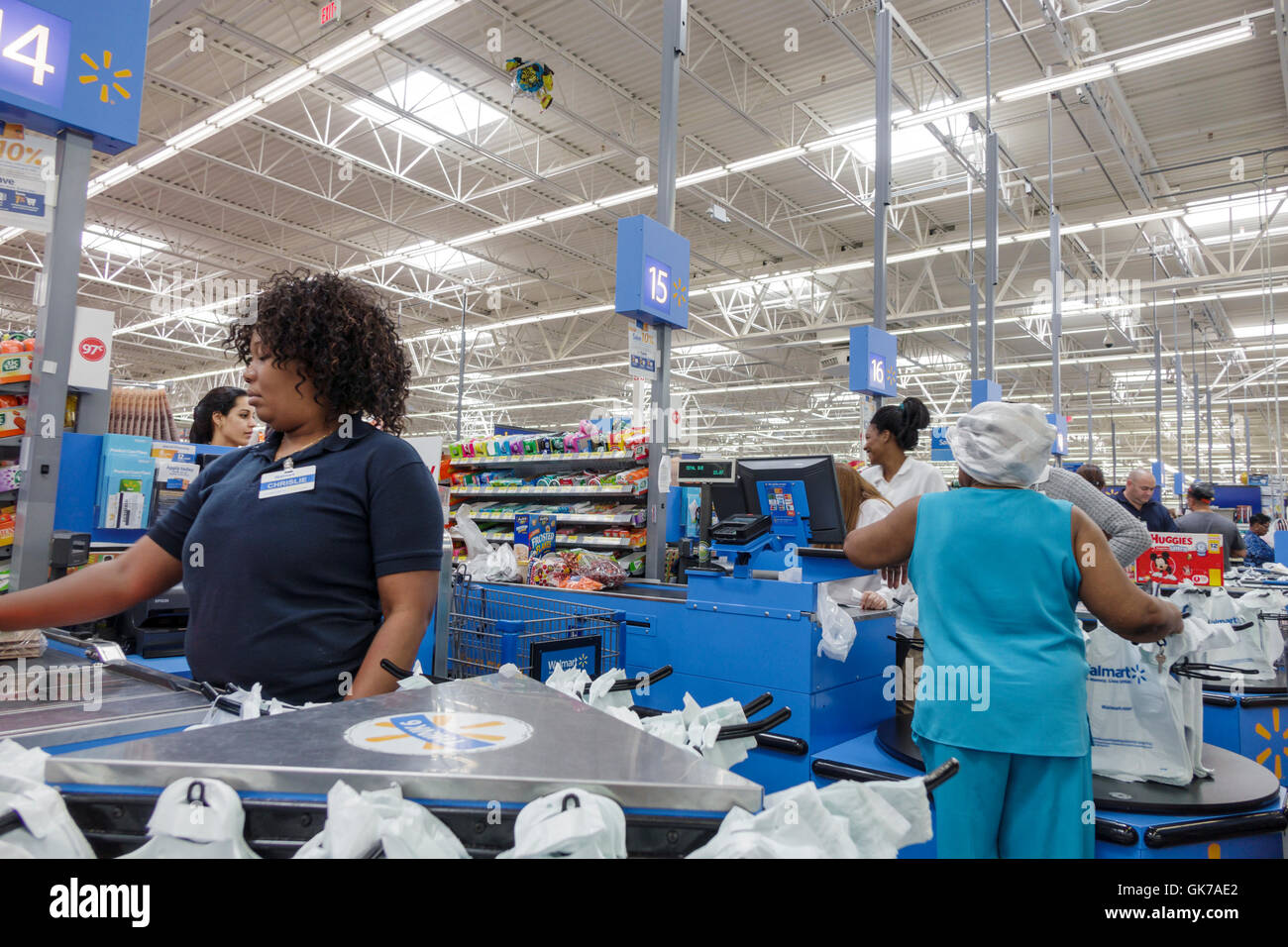 Miami Florida,North West,Westgate,quartier à faible revenu,Walmart Big-Box Supercenter,grand magasin de détail,shopping shopper shoppers shop shops mar Banque D'Images