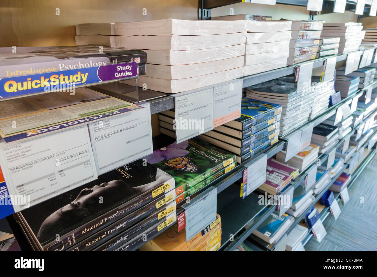 Miami Florida,Coral Gables,University of Miami,UM,enseignement supérieur,campus,librairie universitaire,manuel,psychologie,livre,étagère,guide d'étude,intérieur Banque D'Images