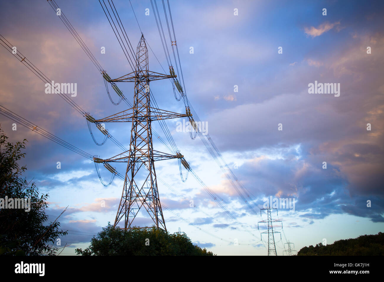 Pylônes et lignes électriques ar avec un crépuscule moody sky de l'environnement Banque D'Images