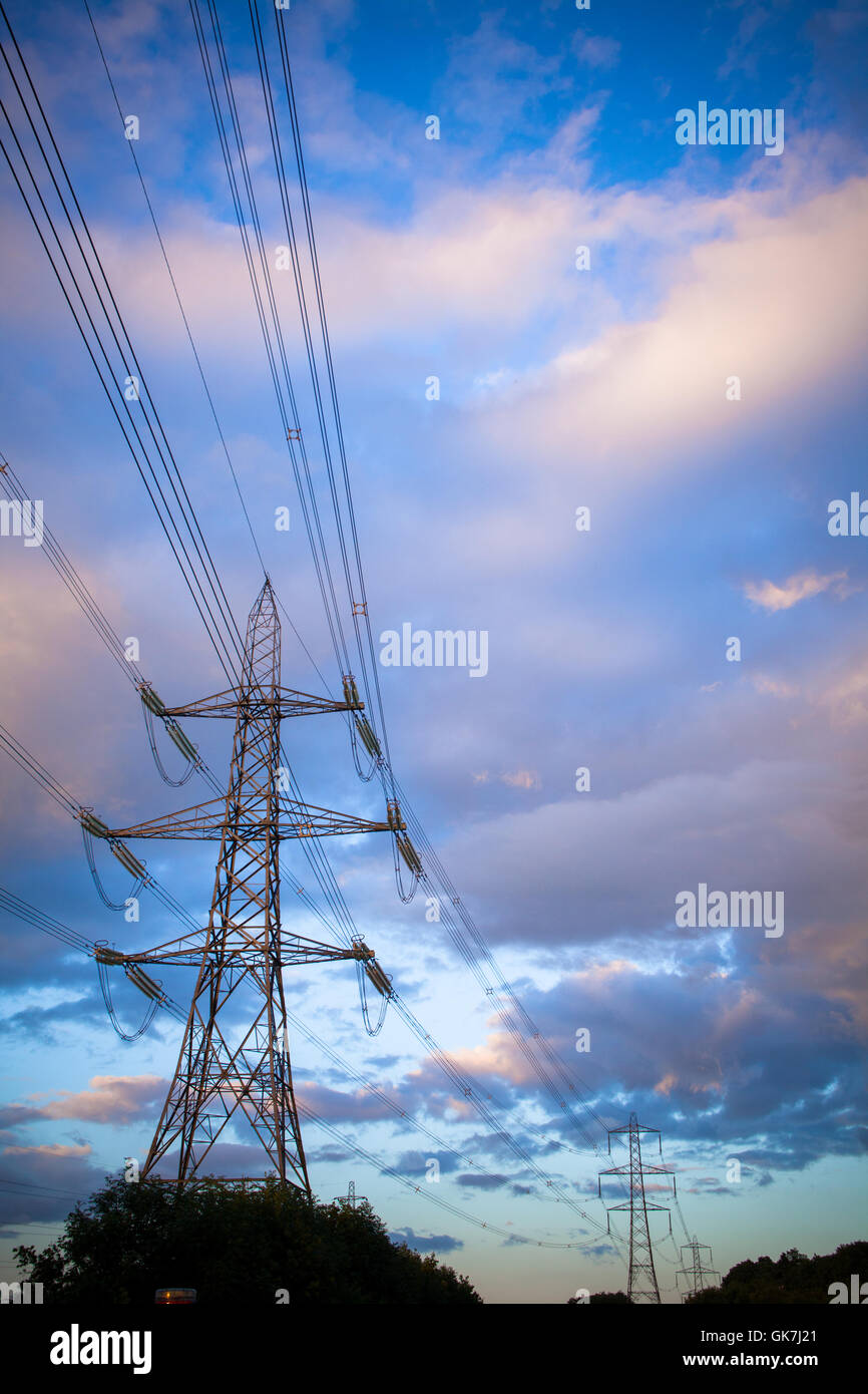 Pylônes et lignes électriques ar avec un crépuscule moody sky de l'environnement Banque D'Images